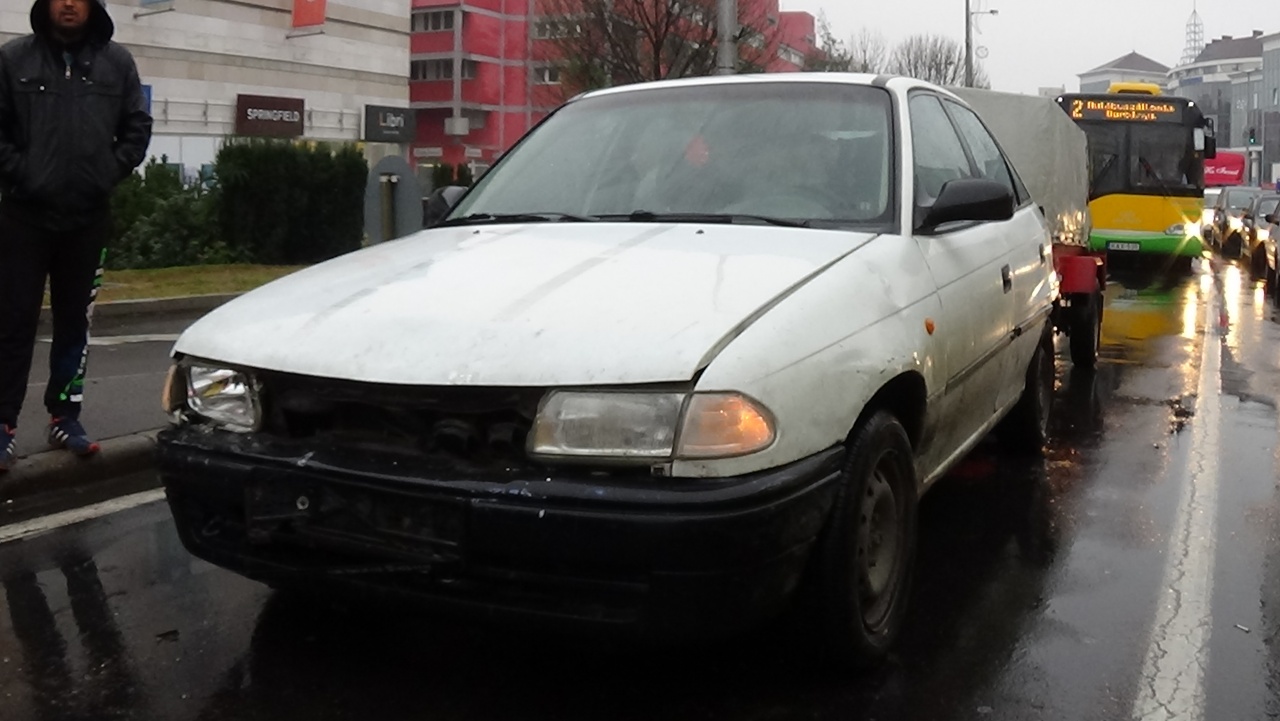 Baleset a belvárosban – A Vay Ádám körúton karamboloztak