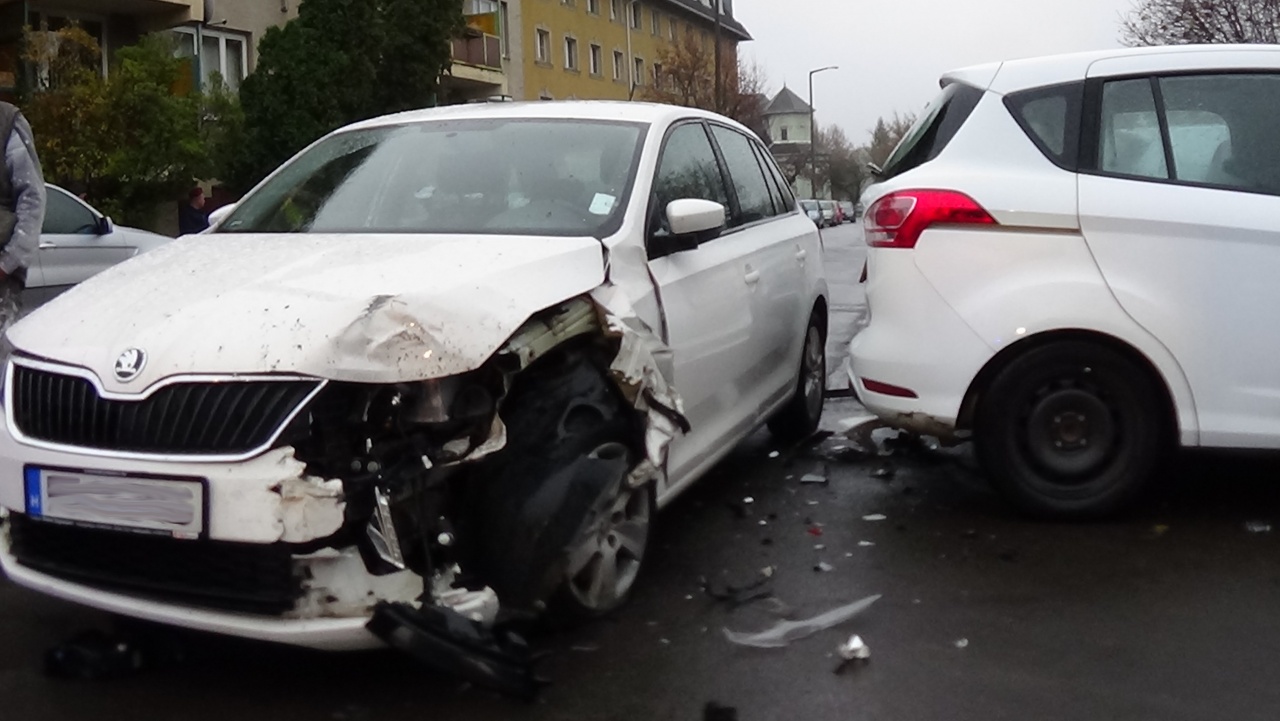Hetes karambol a Toldi utcán – Jelentős károkat okozott a figyelmetlen sofőr