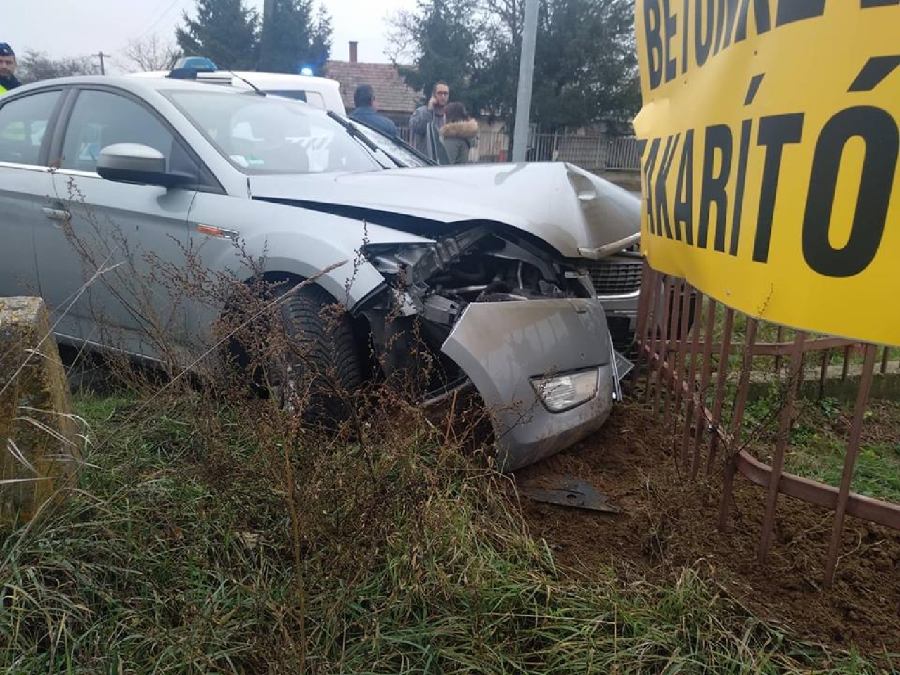 Teherautóval ütközött egy személygépkocsi péntek délben a Kemecsei úton