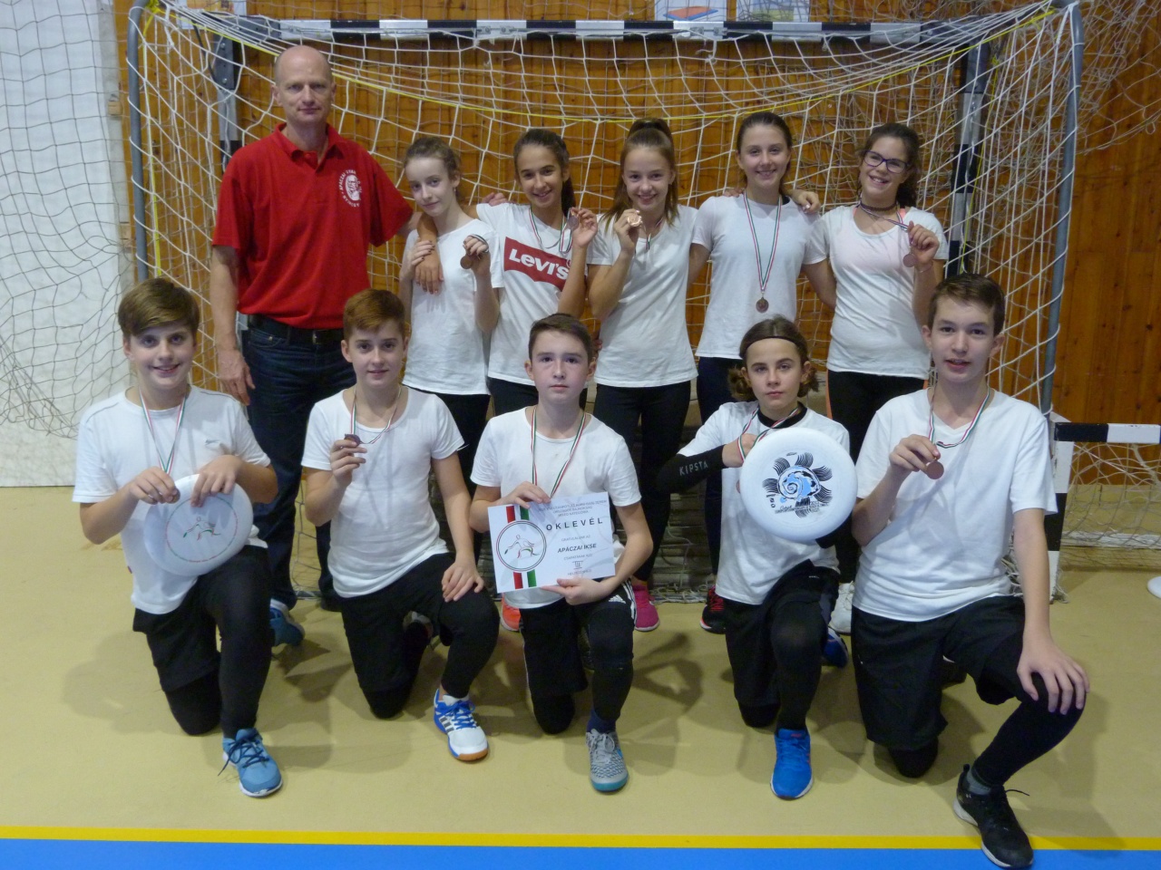A teremben is jól repült a korong! – Bronzérmes az Apáczai IKSE csapata 