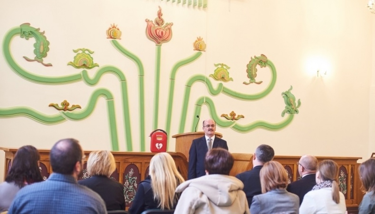 Újabb életmentő készüléket helyeztek el városunkban, ezúttal a Református Egyházközségben