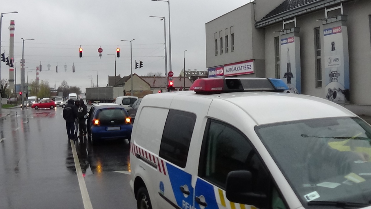 Véletlenül hátramenetbe váltott, ütközött a mögötte állóval