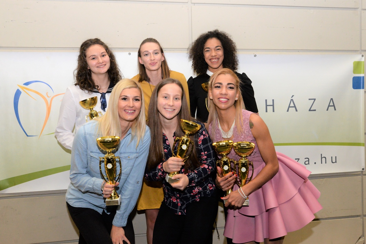 Így fényképezkedtek a dicsőségfalnál a Városi Sportgála idei díjazottai