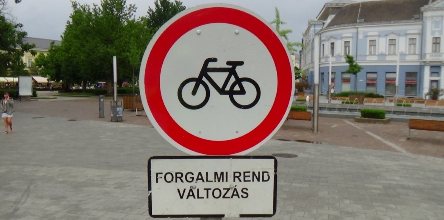 Közterület-felügyelet: Tilos kerékpárral behajtani a főtérre az adventi forgatag idején