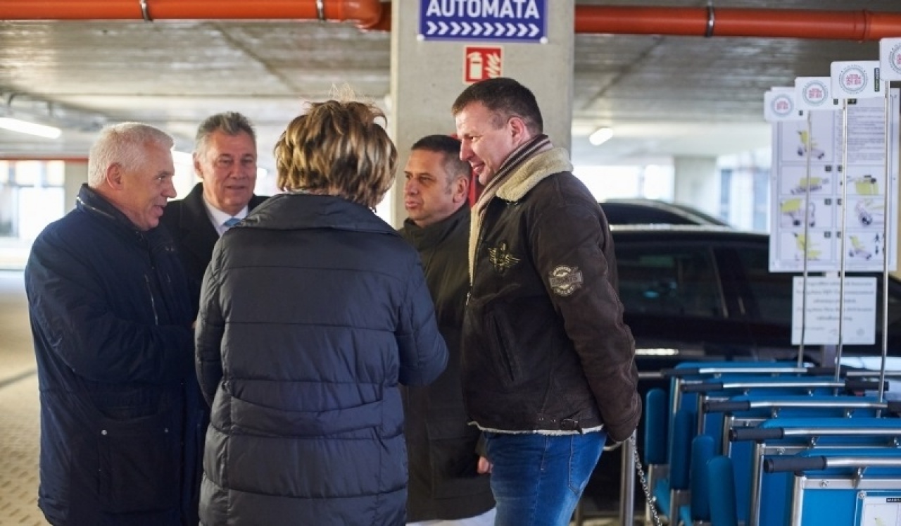 Jótékony felajánlás a kórháznak – Egyedi fejlesztésű tolókocsikat adtak át