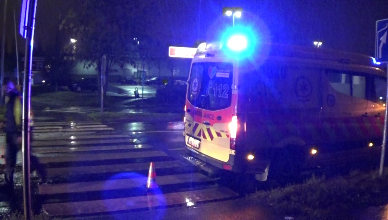 Gyalogost gázoltak a Kosbor utcán, a hölgy súlyos sérülésekkel került kórházba