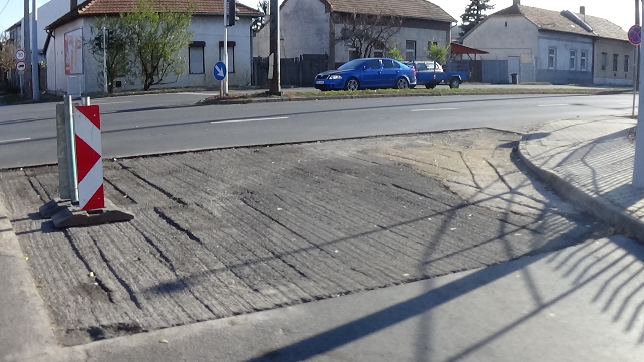 Útfelmarás lassítja a közlekedést a Liliom és a László utca csomópontjánál