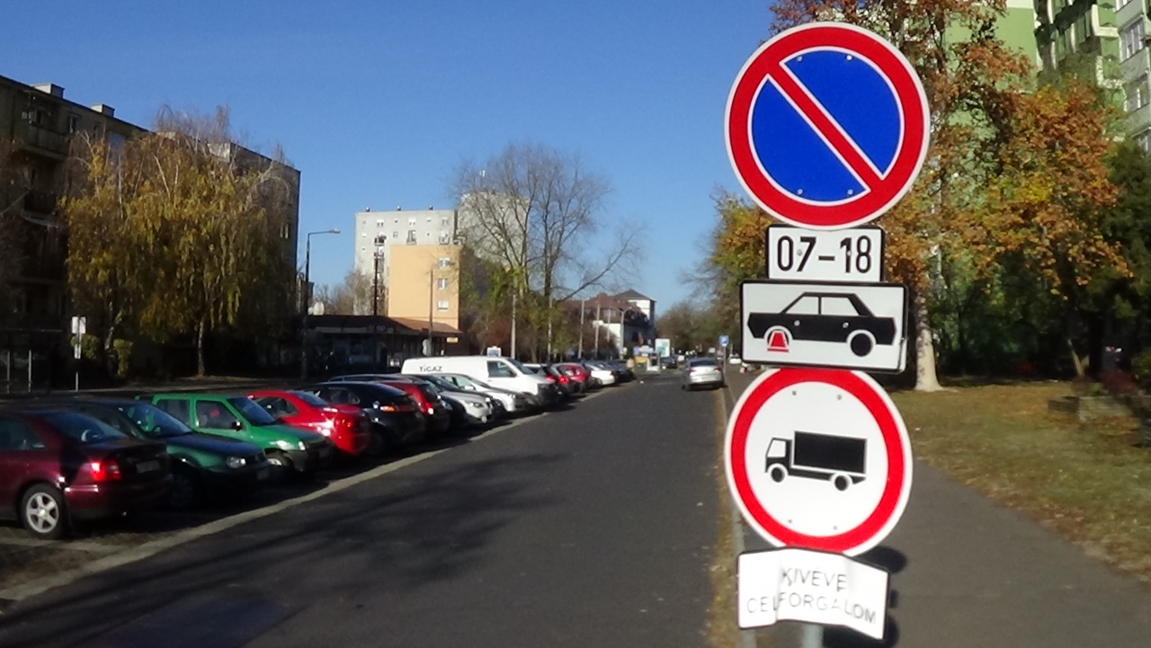 Reggel 6-18 óráig tilos várakozni a Kossuth utcai szervizútnál
