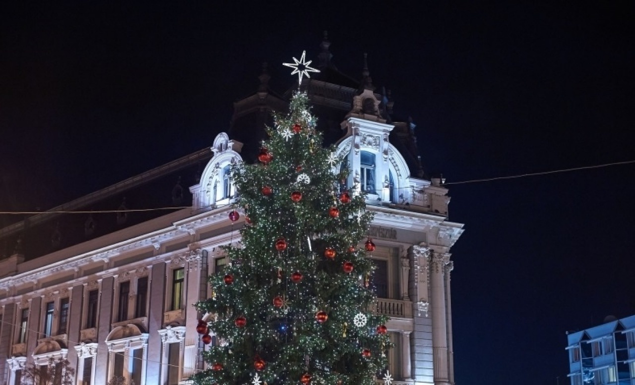 Ilyen volt tavaly a Város Karácsonyfája – Ön várja az ideit?