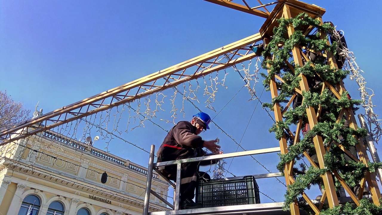 A visszaszámlálás elkezdődött – Már az ünnepi fényeket helyezik el a forgatag helyszínén