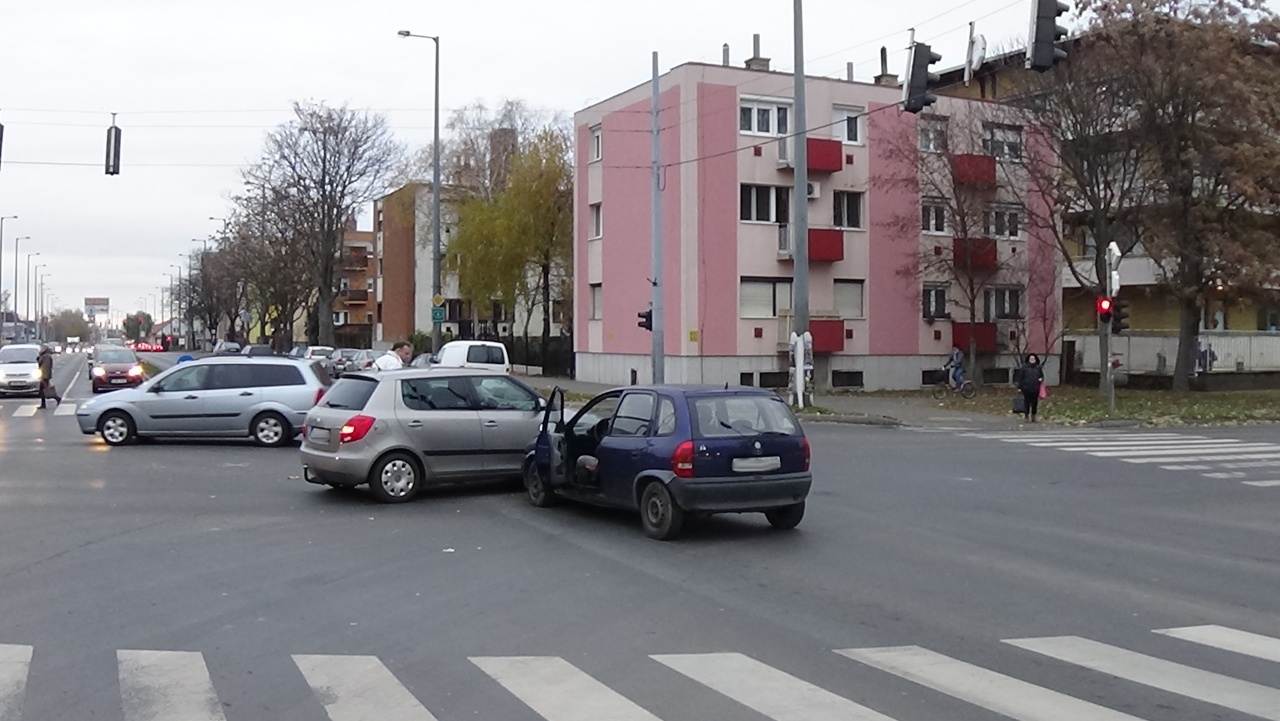 Nem működött a fék, forgalmas kereszteződésbe hajtott a piros jelzésen