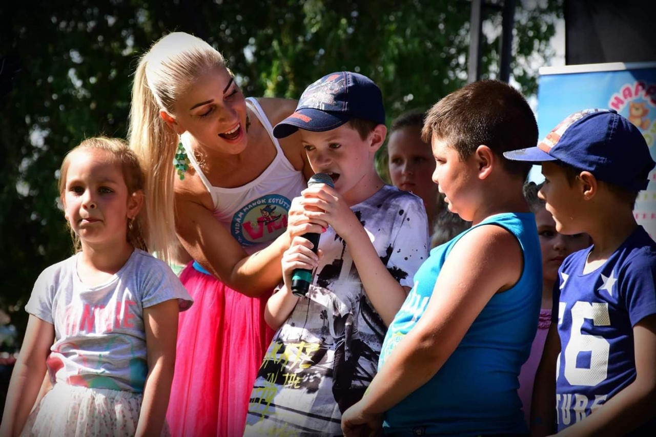 A gyermekek szórakoztatása, zenei érdeklődésük elindítása célja a Vidám Manók Együttesnek