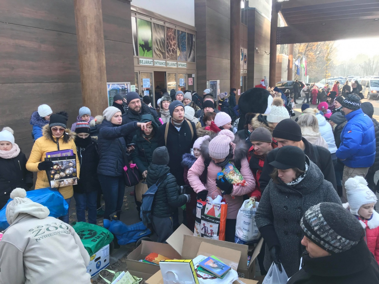 Már a délelőtti órákban is rengetegen érkeztek a Nyíregyházi Állatpark 100 Ft-os napjára