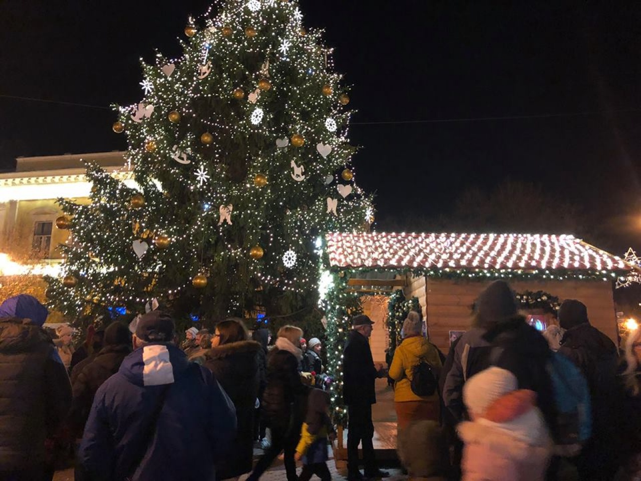 Rengetegen érkeztek az első gyertyagyújtásra, kígyózik a sor a Mikulás háza előtt