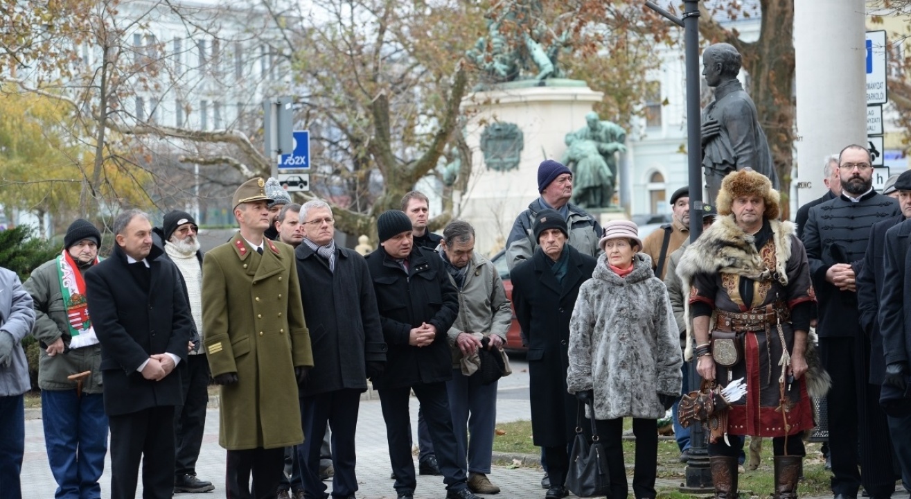 A Székely Hadosztály hősei előtt tisztelegtek december 1-jén a megyeháza előtt