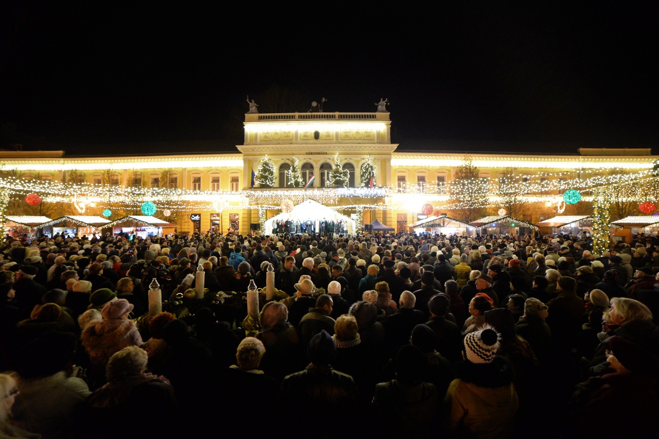 Itt az advent – Közel 10 kilométernyi fényfüzér ragyogott fel Nyíregyházán