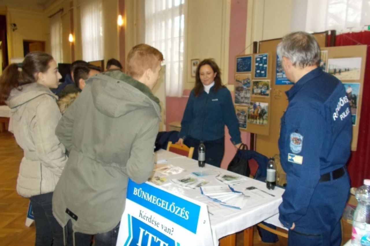Dombrádon járt a „Házhoz megyünk!” program