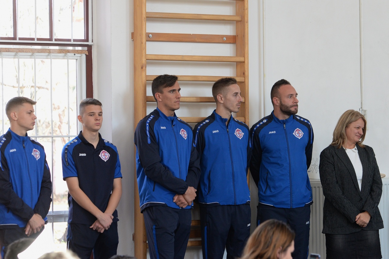 Ajándékot vitt a Szpari Mikulás - a Ridens iskola diákjait lepték meg a focisták