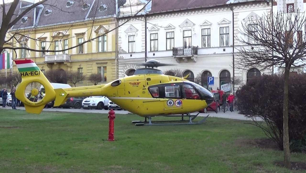 A Hősök terén landolt ma délután egy mentőhelikopter