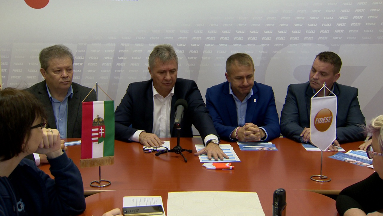 A sajtó előtt töltötte ki a Nemzeti Konzultációs ívet dr. Vinnai Győző