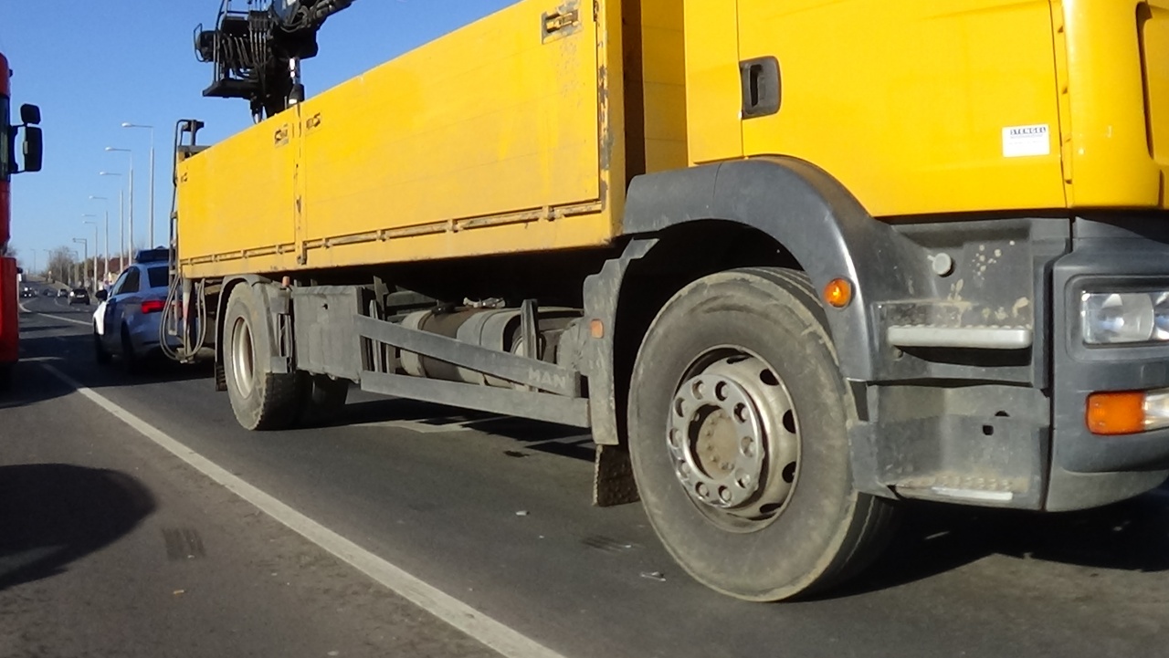 Figyelmetlen sávváltás okozott balesetet a Tiszavasvári úton – Kamionnal ütközött