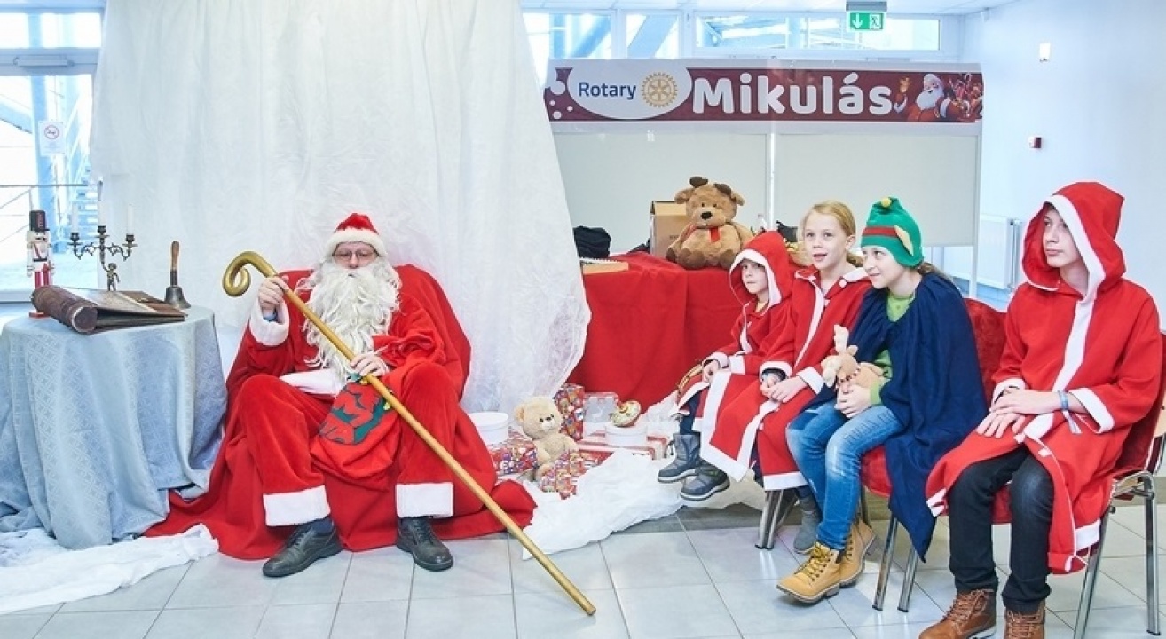 Közel háromszáz diák várta a Rotary Mikulást a Váci Mihály Kulturális Központban