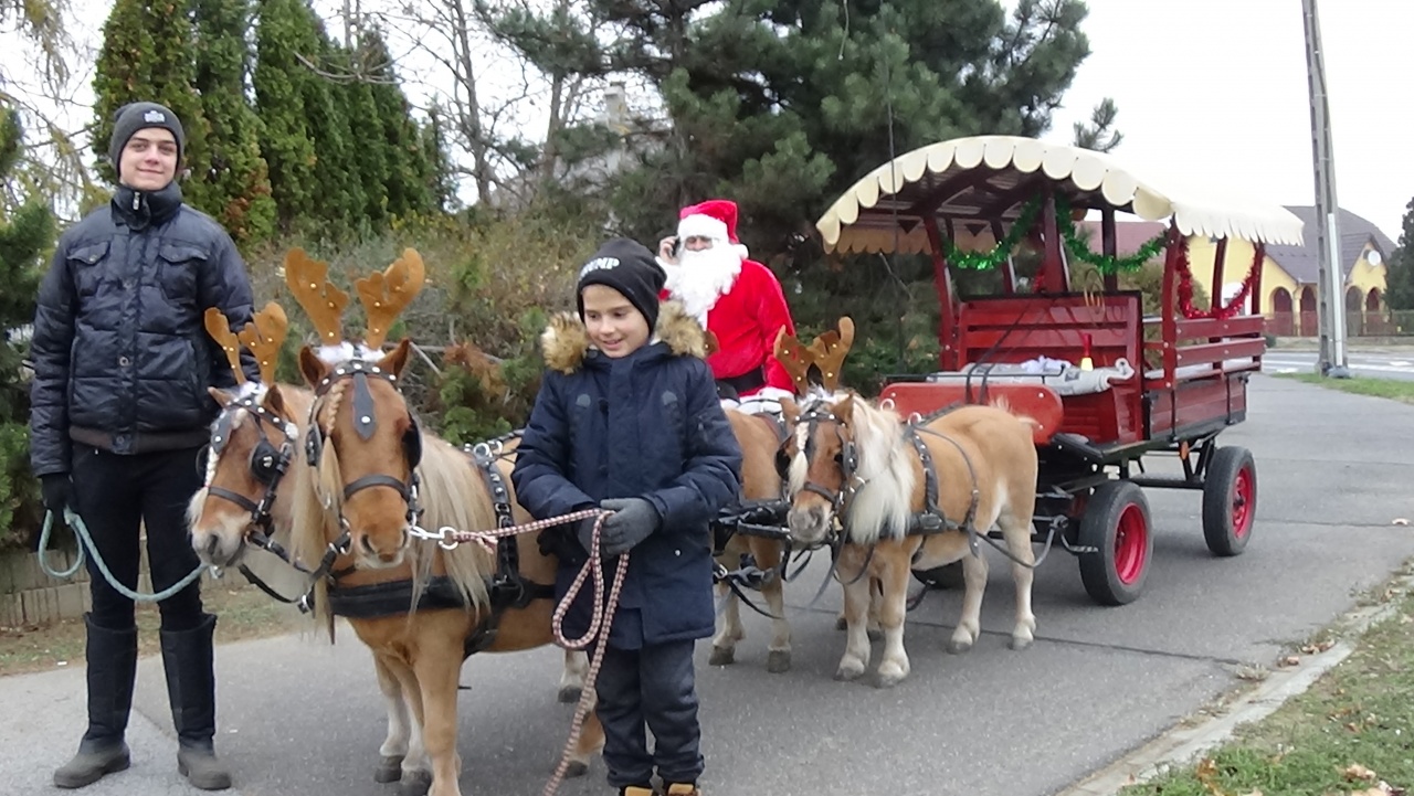 Pónilovak húzták a Mikulás szánját Oroson – Agancsuk is volt!