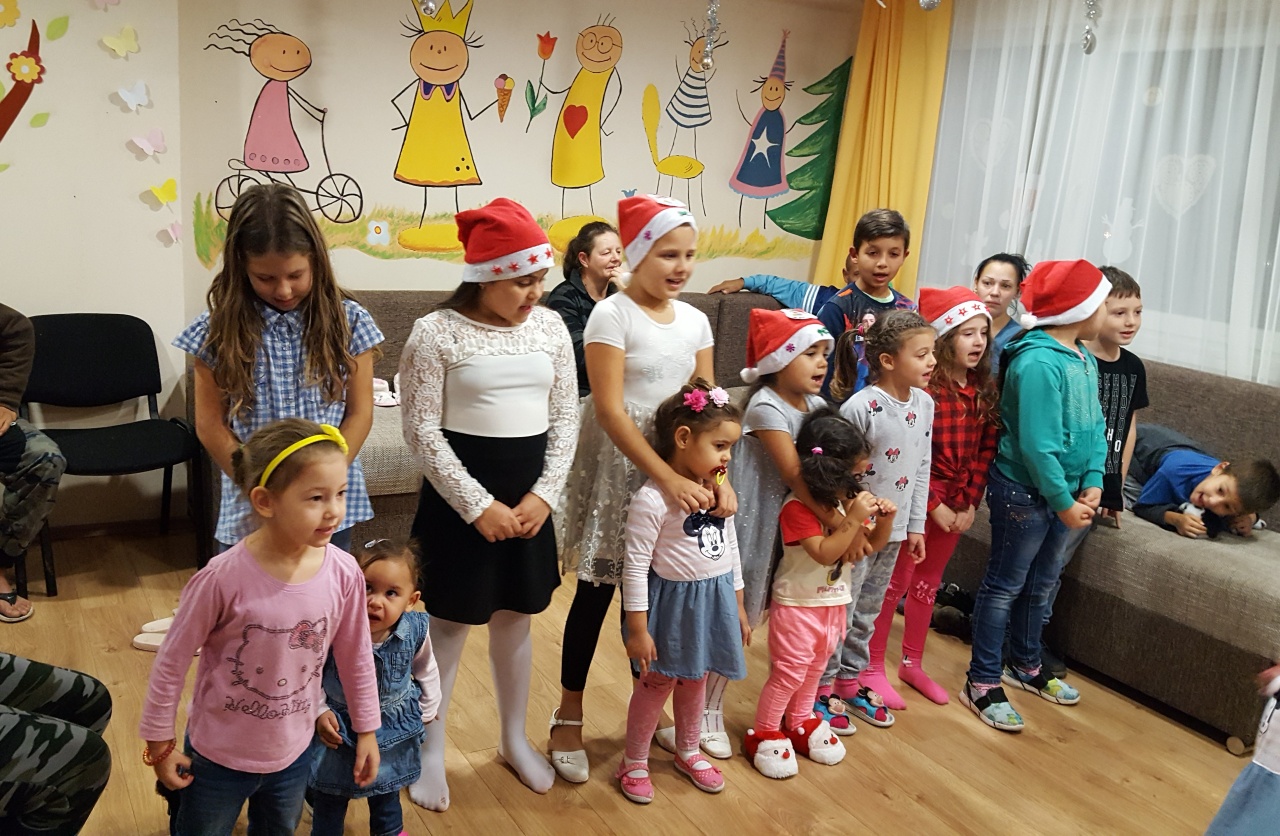 Rendőrautóval érkezett a Mikulás a Családok Átmeneti Otthonába