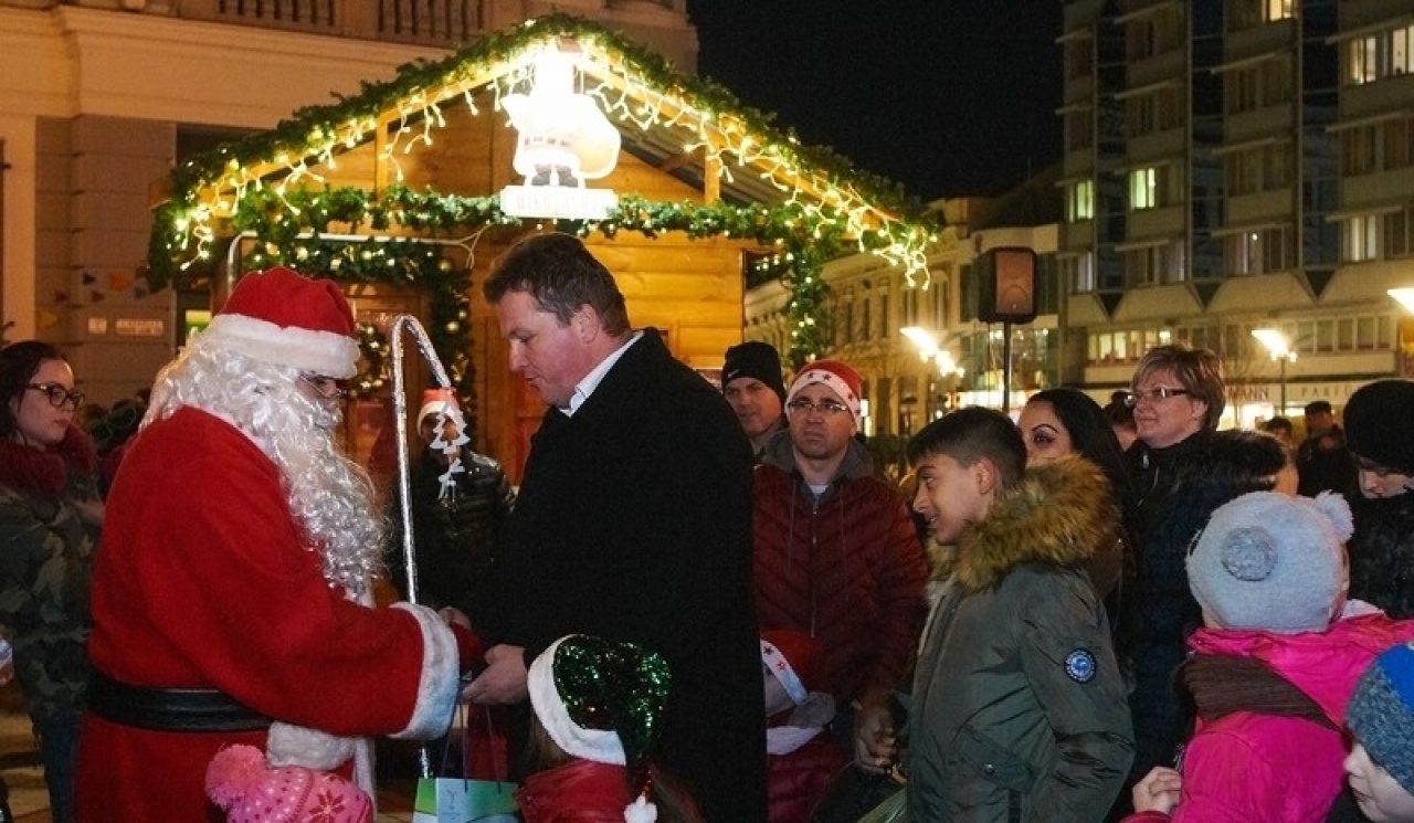 Nyíregyházán felköszöntötték a Mikulást – Boldog névnapot Nagyszakállú!