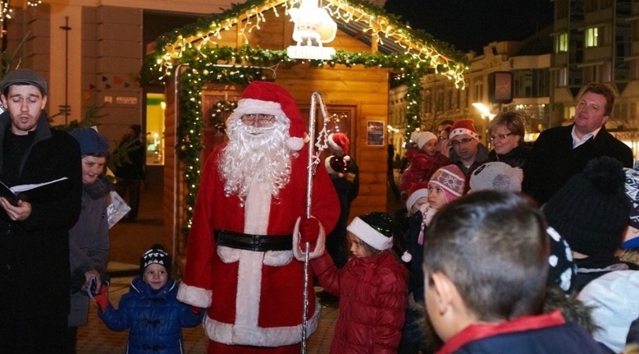 Lapcsánka várta a forgatagban sétálókat csütörtökön – A Mikulást is felköszöntötték!