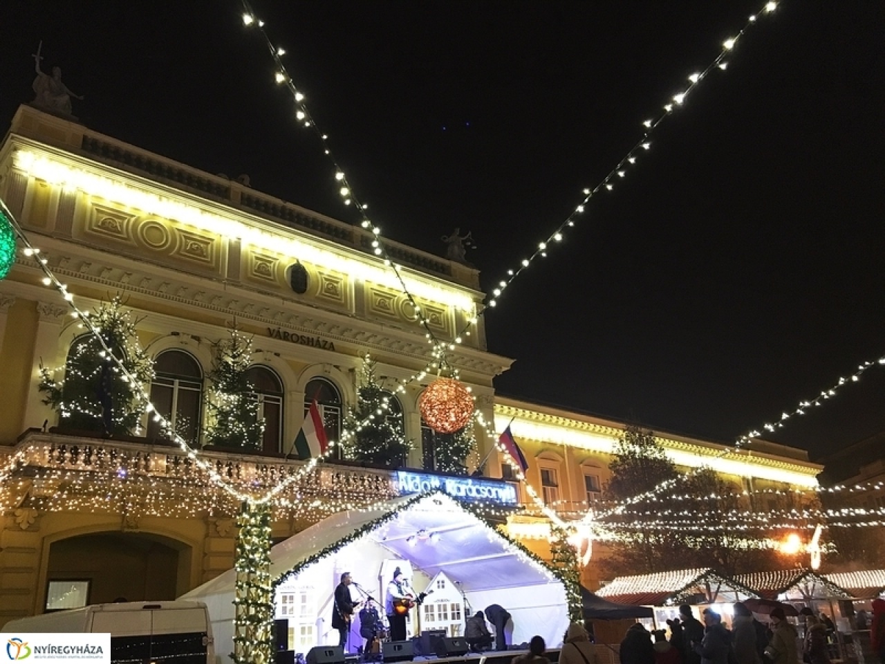 Pénteken is sokan voltak az adventi forgatagban - Vasárnap meggyújtják a második gyertyát