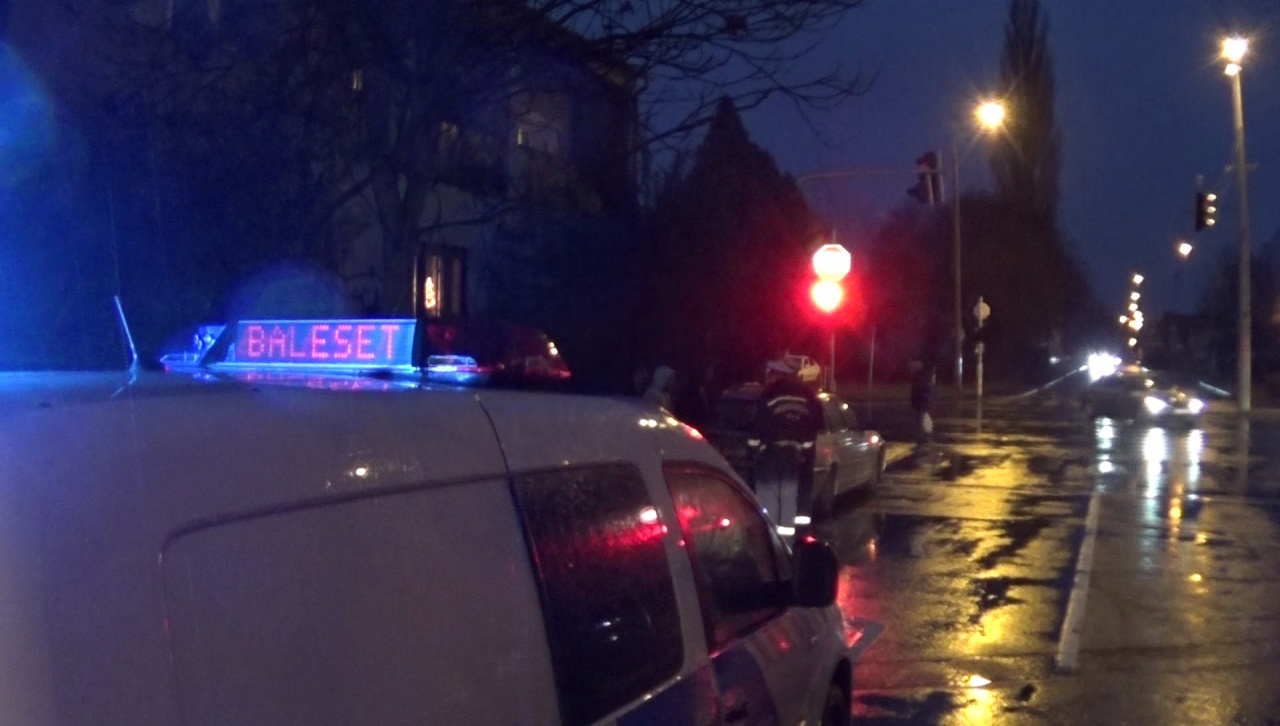 A tilos jelzés ellenére hajtott be a csomópontba, balesetet okozott