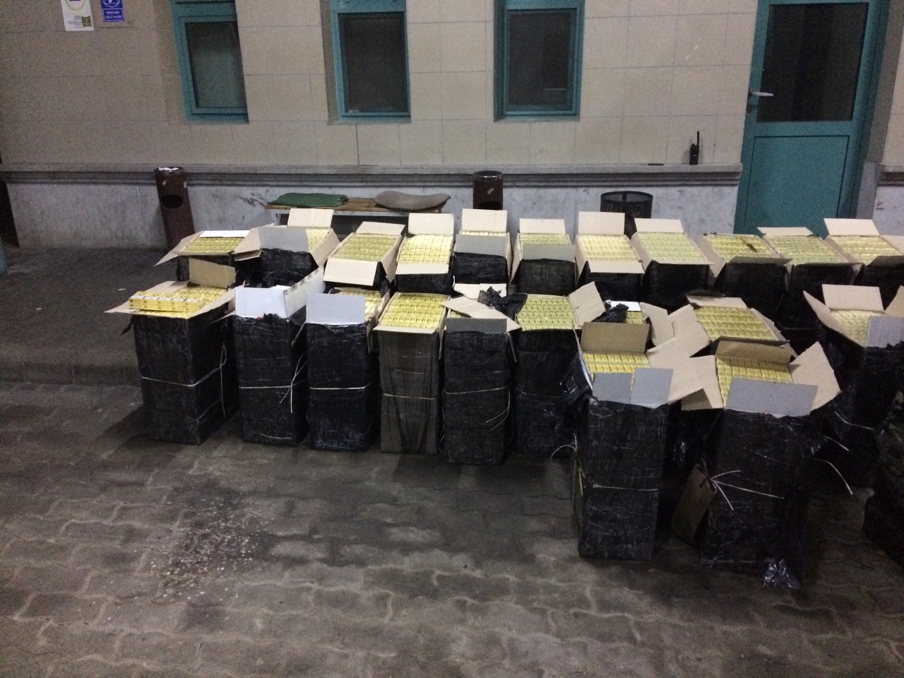 Tizenegy millió forint értékű cigarettát hagytak hátra a csempészek a zöldhatáron