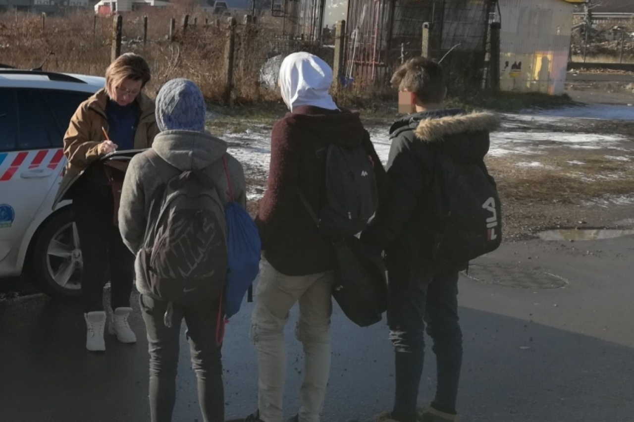 Tanítási napon csellengő diákokat ellenőriztek