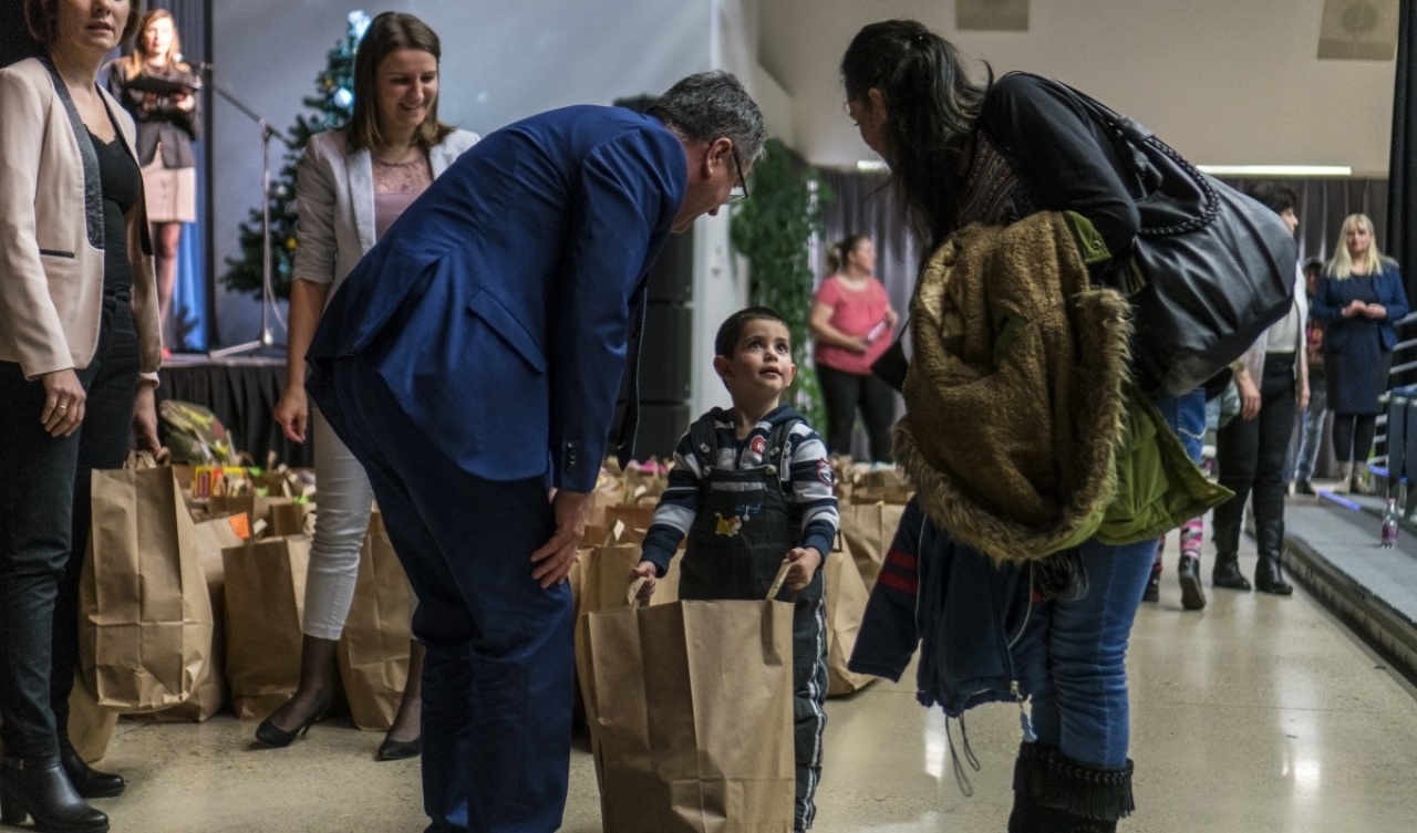 Karácsonyi ajándék a rászoruló gyermekeknek