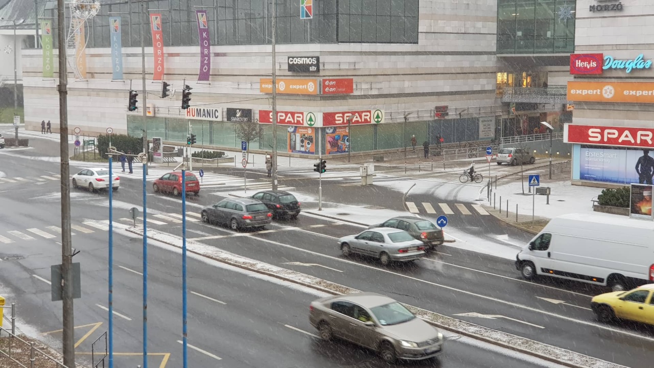 Nyíregyházán is elkezdődött a havazás - A hideg miatt meg is maradhat