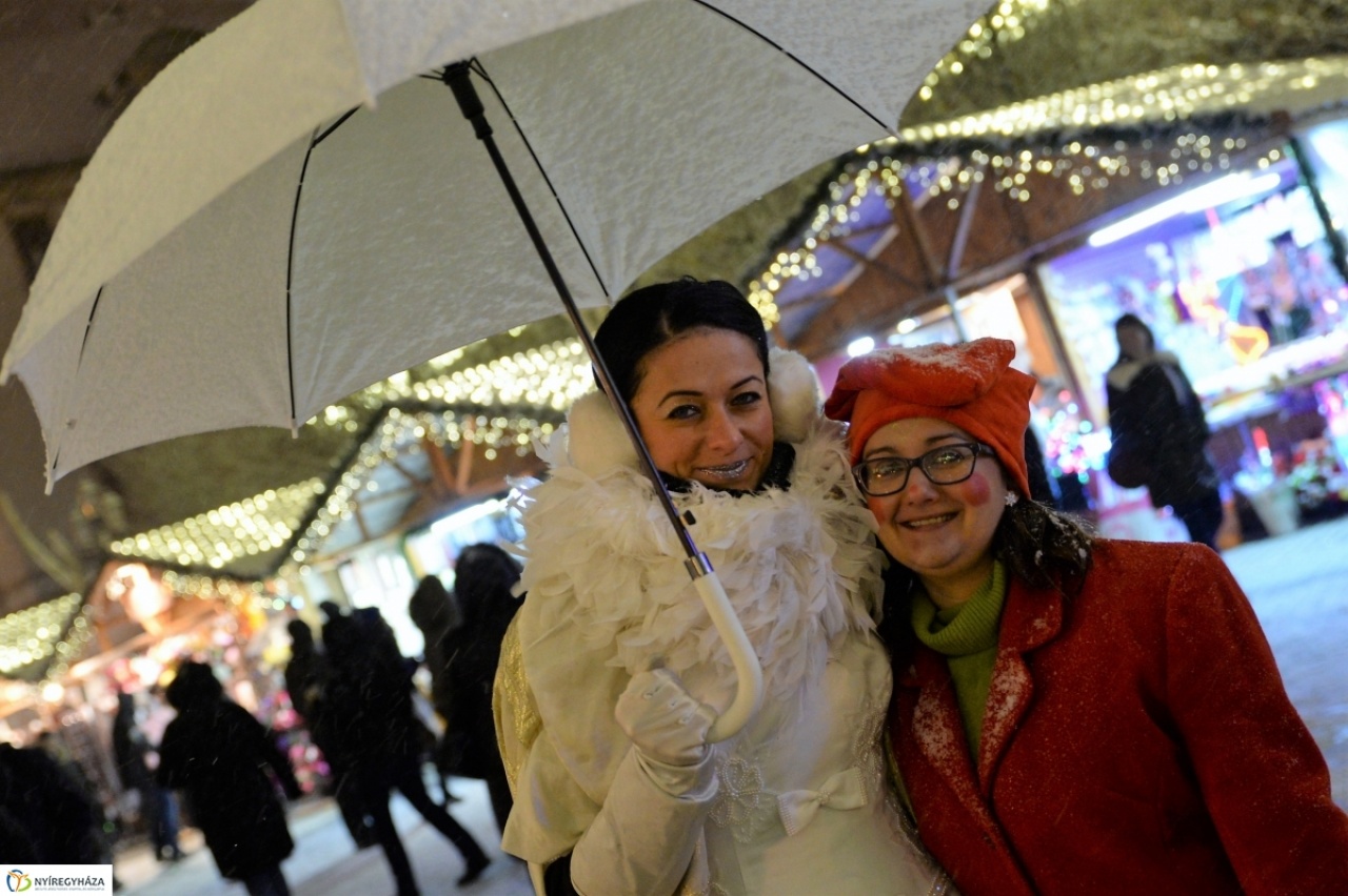 Igazi karácsonyi hangulat a Kossuth téren - Megérkezett a hó is, így lett teljes az érzés