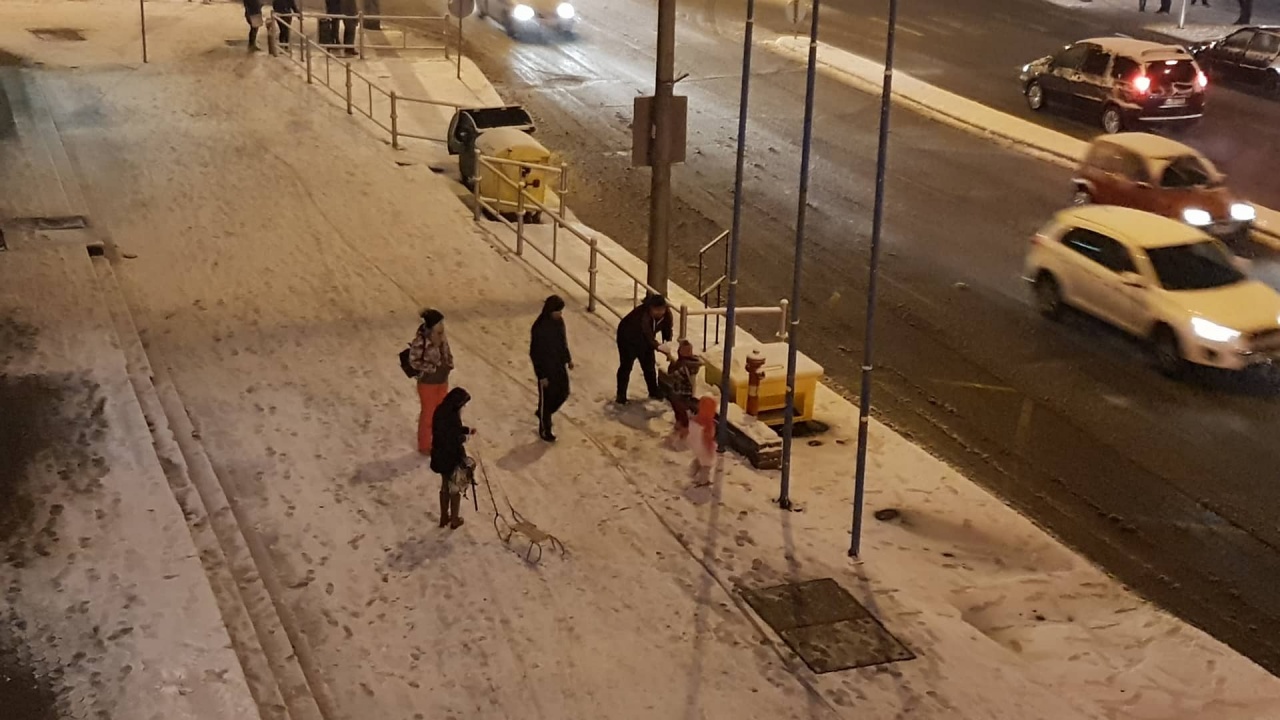 Szánkóval a belvárosban - Már lehet hógolyózni is
