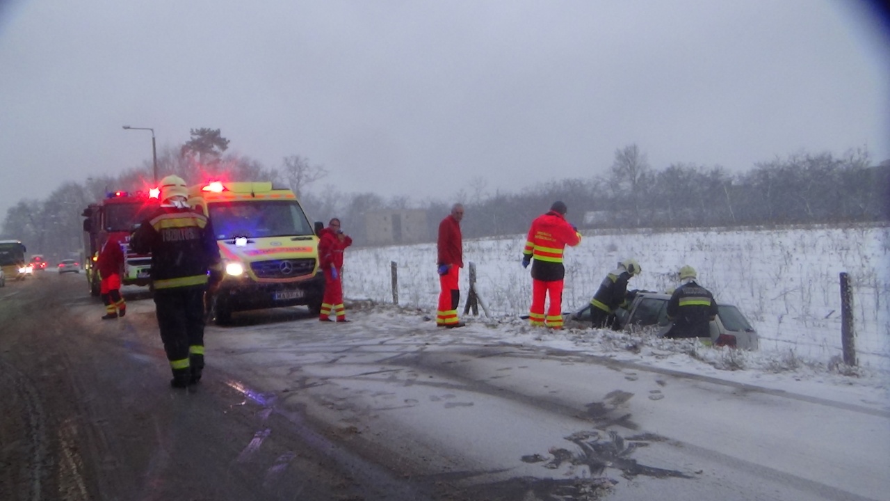 Baleseteket is hozott magával az első hó – Árokba csúszott egy jármű a Sóstói úton