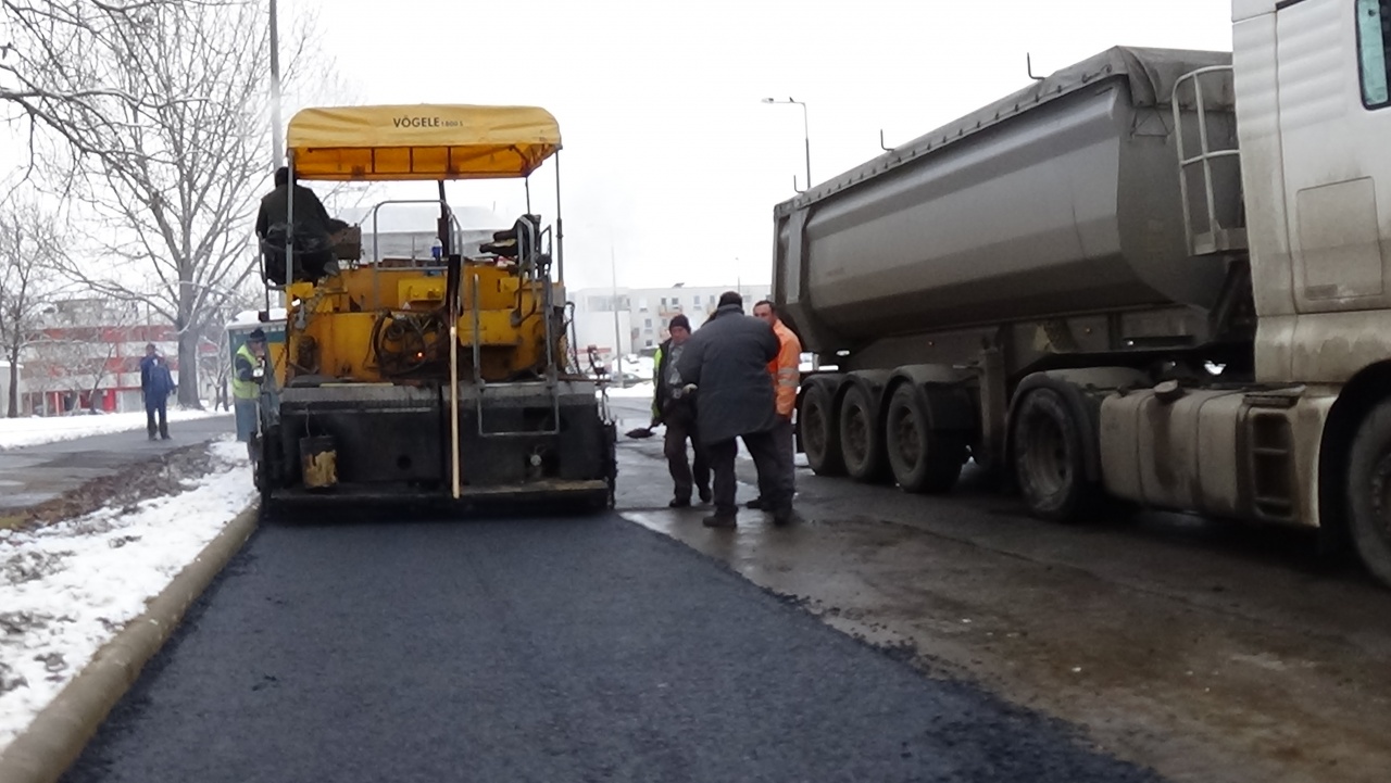 Elkezdődtek az aszfaltozási munkák a Semmelweis utcán – Csütörtökre várható a befejezés