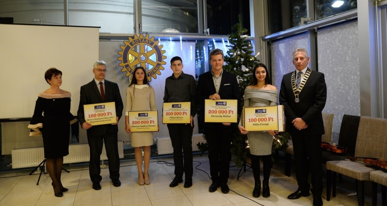 Tehetséges és hátrányos helyzetű diákokat díjazott a Rotary Club Nyíregyháza