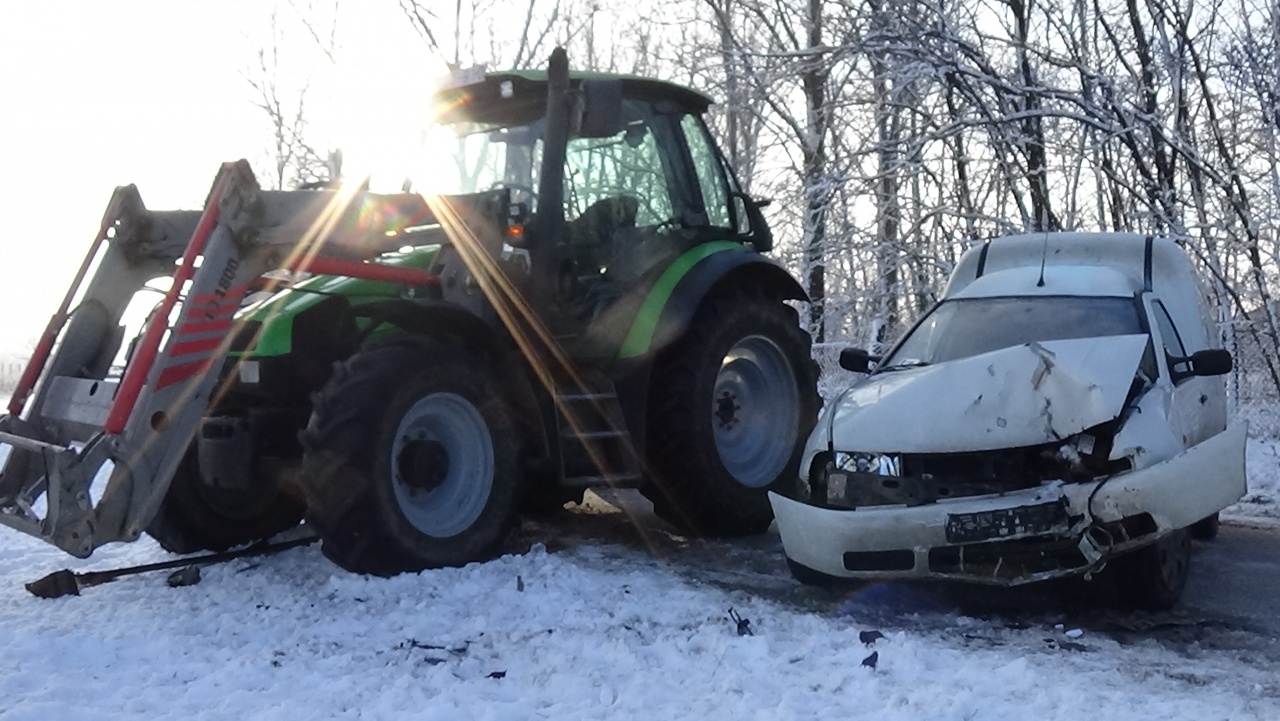 Traktorral ütközött egy személygépkocsi Nagykállónál, milliós az anyagi kár