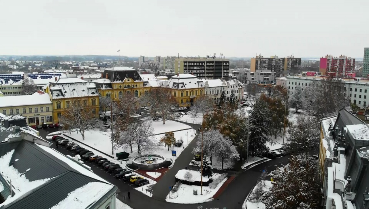 Így fest Nyíregyháza belvárosa az első havazás után a magasból – Videóval!