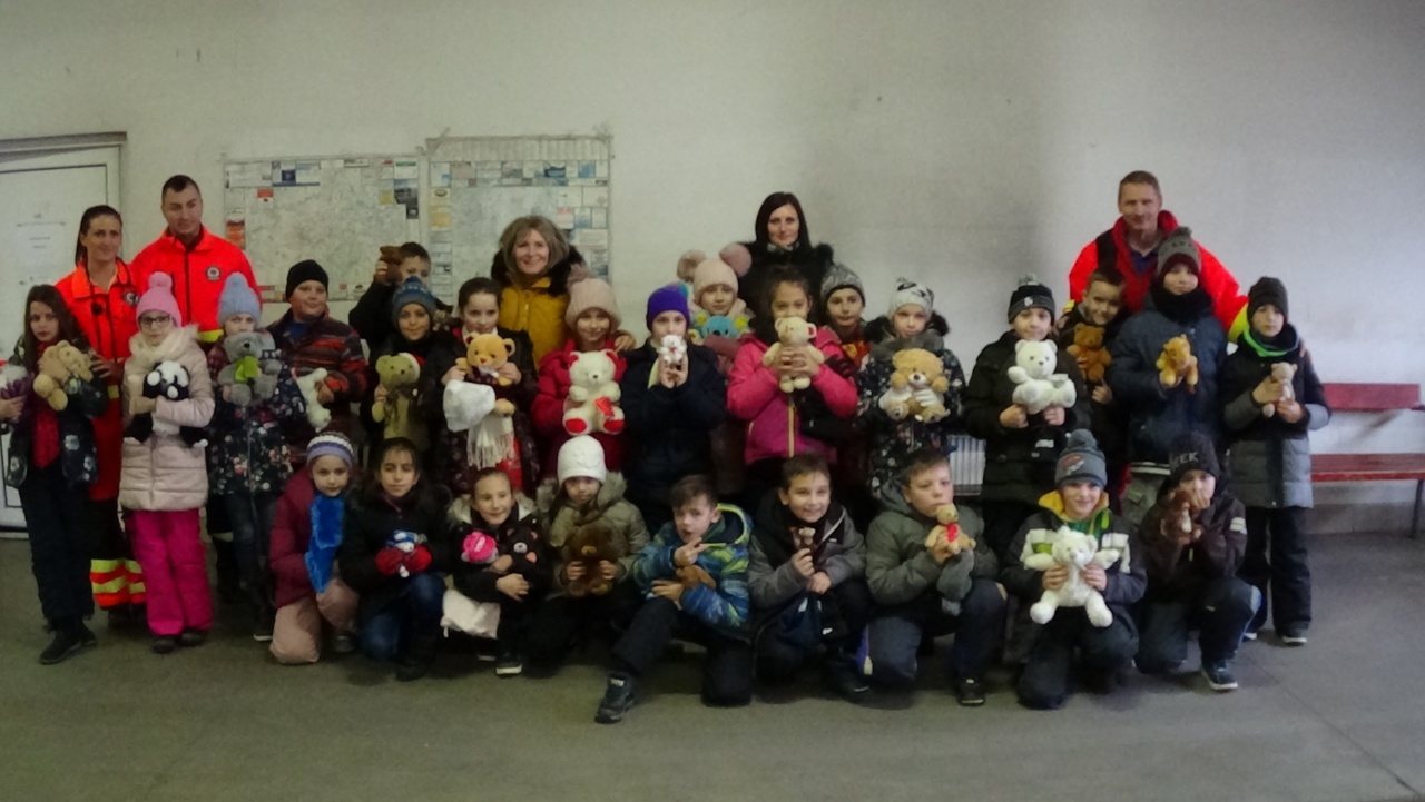 Plüssmackó ajándékba – A beteg gyerekekre is gondoltak a jókais nebulók