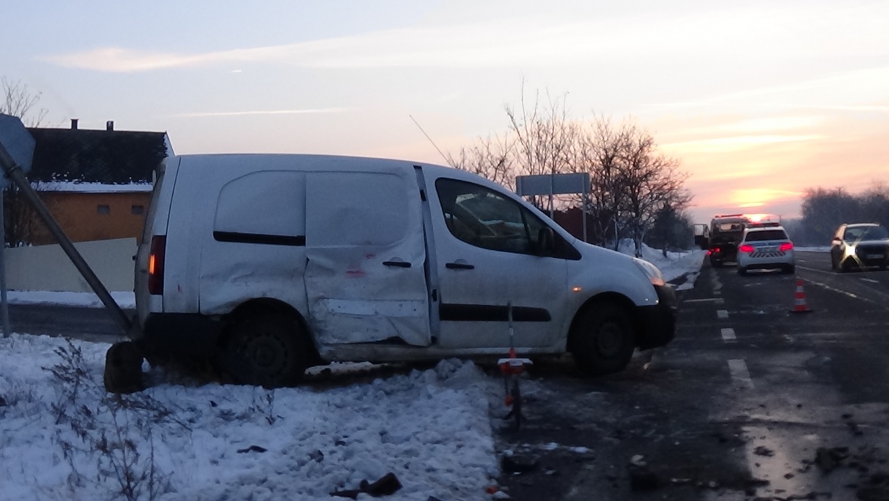 Baleset történt kedd délután a 4-es számú főútvonalon Nyírpazony külterületén