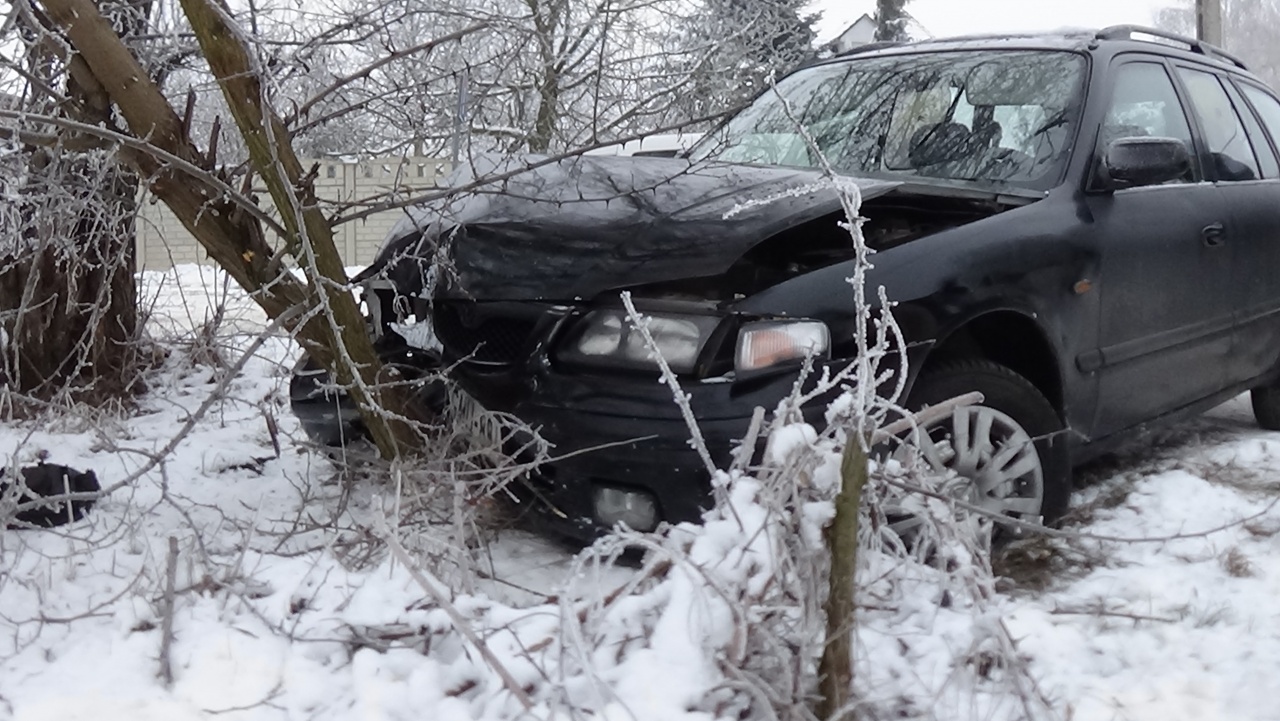 Megcsúszott és fának csapódott egy személygépkocsi Kistelekiszőlőben