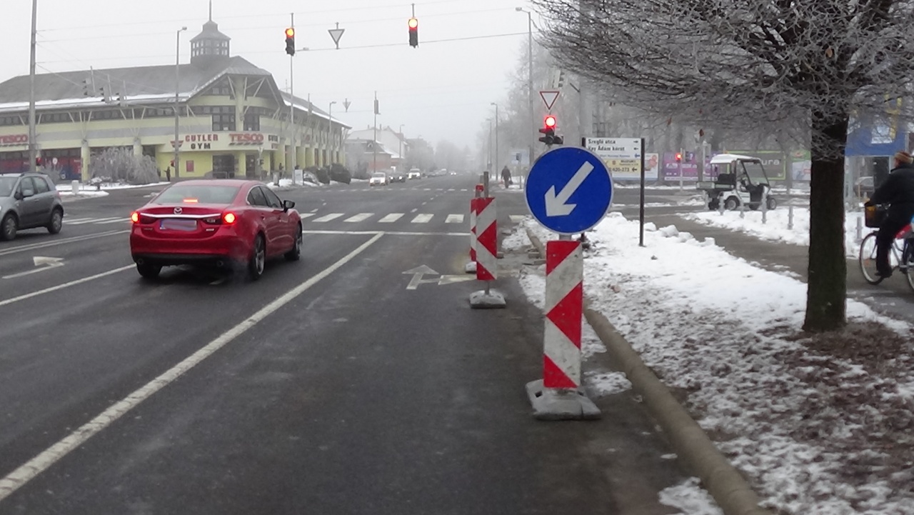 Útszűkület lassítja a forgalmat a kiskörúton – Fokozott figyelemmel közlekedjenek!