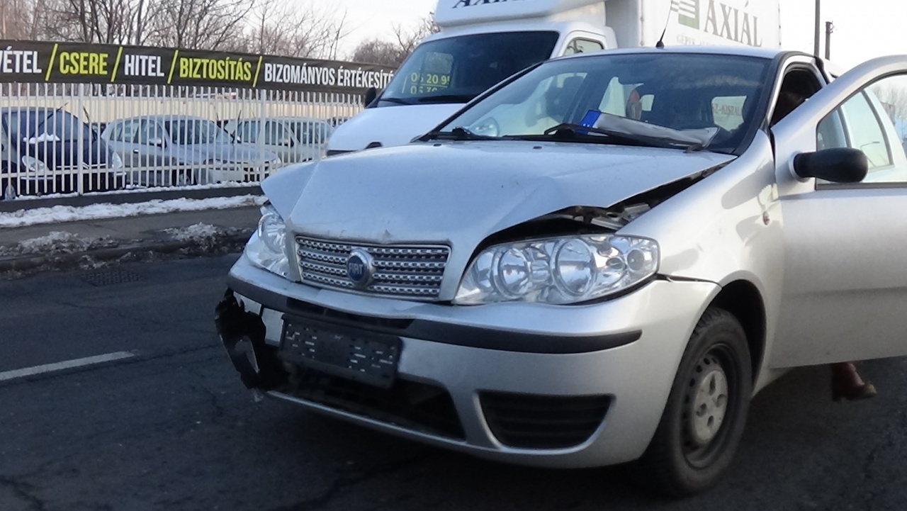 Ráfutásos baleset történt a Debreceni úton – Nem tudott időben megállni