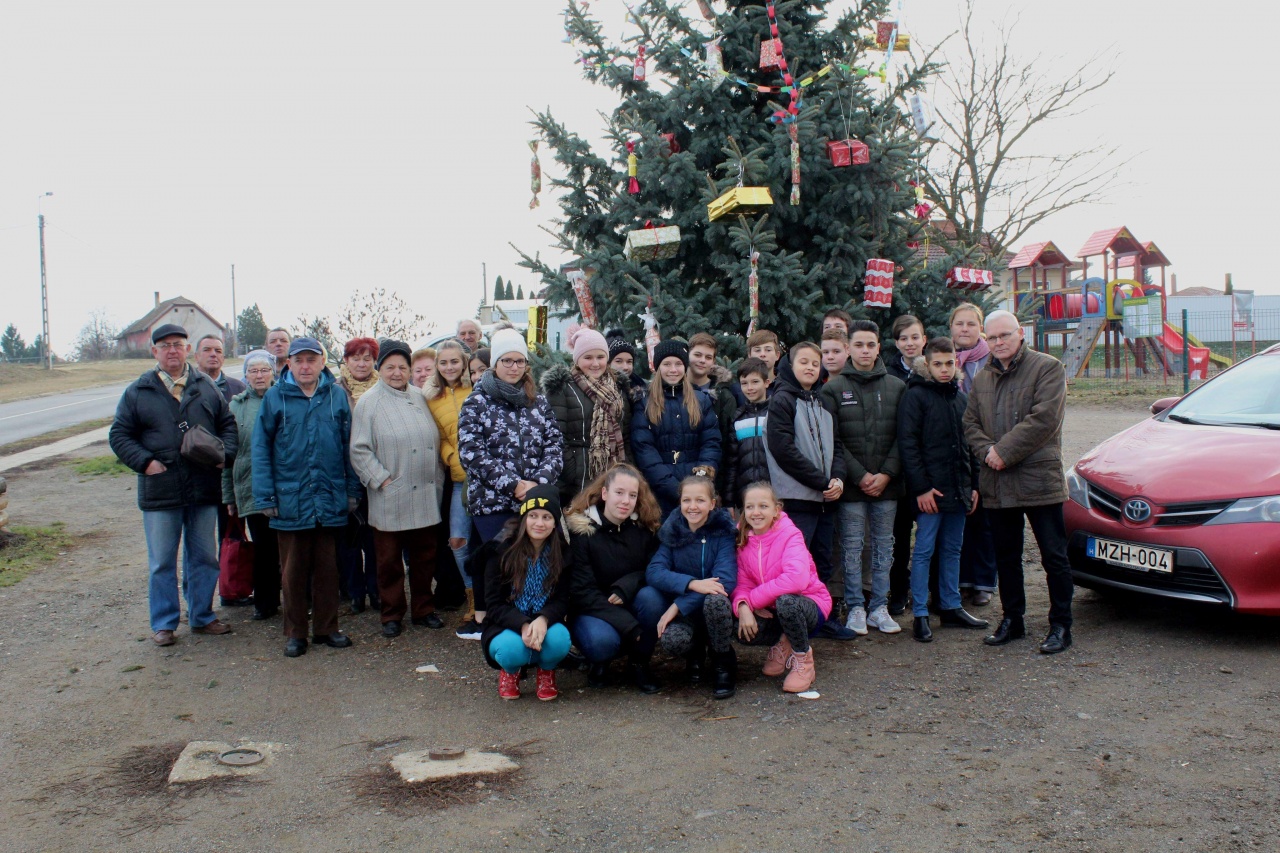 Közösen díszítették fel a Borbányán élők és a mórás tanulók a városrész karácsonyfáját