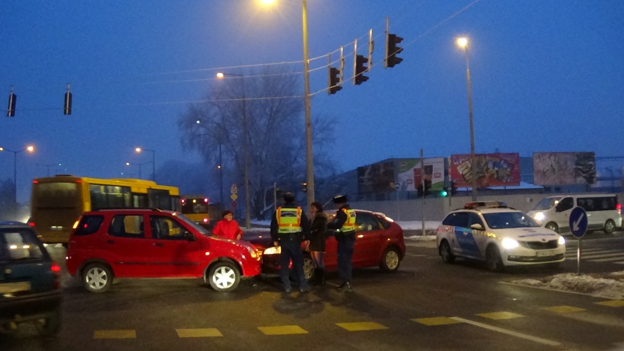 Baleset a Mező utcai csomópontban – Áthajtott a piros jelzésen, karambolt okozott
